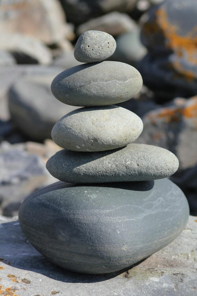piedras una encima de otra en equilibrio